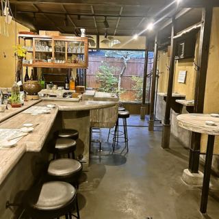 「ぽんしゅや三徳六味 錦小路新町店」では、落ち着いた雰囲気の中、お料理を楽しめます。テーブル席では、日替わりの気の利いた一品やおでんを、日本酒と共にじっくり味わえます。ぜひ贅沢なひとときをお過ごしください。当店は深夜まで営業しております！※立ち席