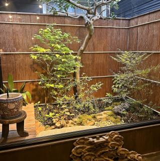 和の趣を感じる落ち着いた空間の店内には、全体が座り席で快適にお料理をお楽しみいただけます。高級感溢れる雰囲気の中、京都の旬をご堪能いただけます。深夜まで営業しているので、特別な時間をお過ごし下さい。※立ち席
