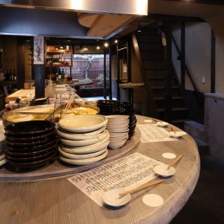 京都の趣ある古民家を丁寧にリノベーションした和の空間で、最大23名様までの貸切利用が可能。落ち着いた雰囲気の中、旬の食材を使った本格和食と全国各地から厳選した地酒を味わいながら、特別なひとときをお過ごしいただけます。非日常を感じる贅沢な時間をご提供します。ご希望のお客様は店舗までご相談下さい。