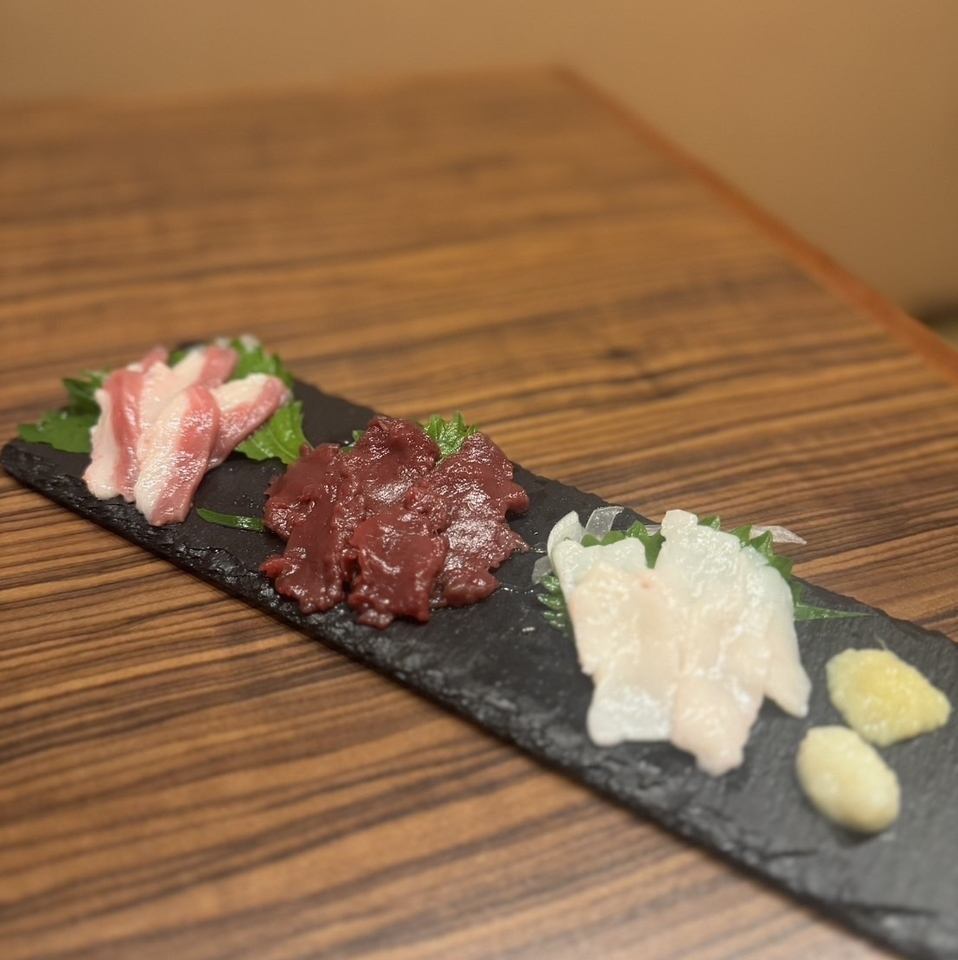 The oden stewed in clam broth and the extremely fresh horse sashimi are excellent. The daily side dishes are also popular.