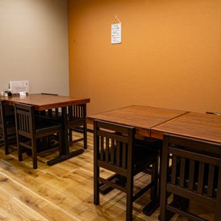 【宴会利用もOK】4名様でご利用いただけるテーブル席をご用意しております◎プライベートな飲み会や小規模の宴会にピッタリ♪