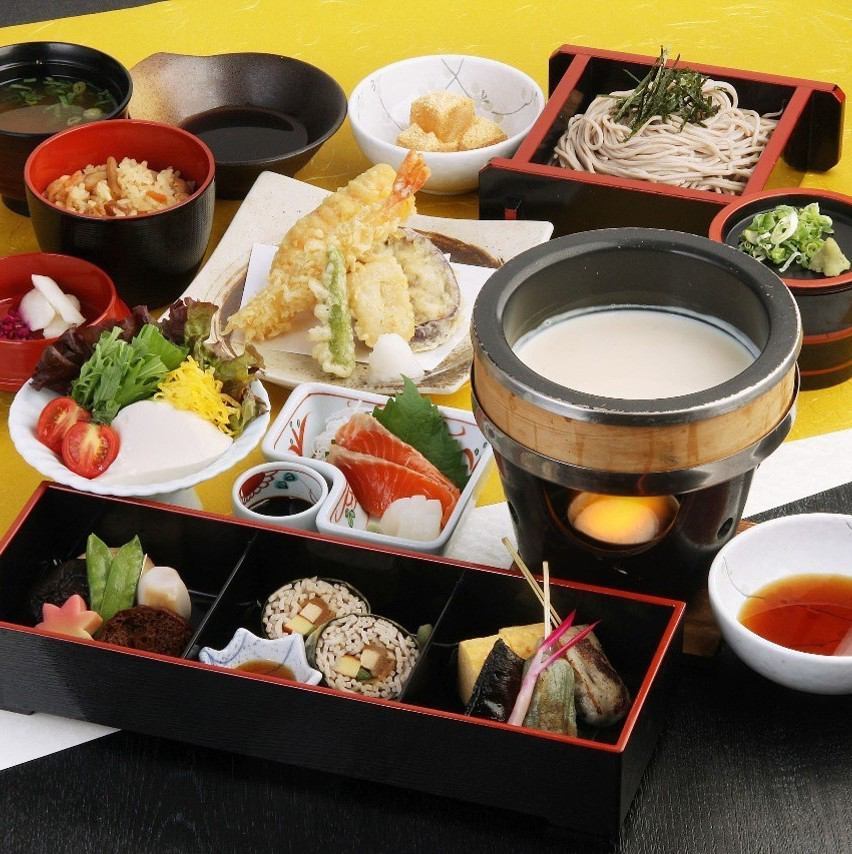 Enjoy exquisite soba noodles, rice bowls, and set meals! Sweets are also available♪
