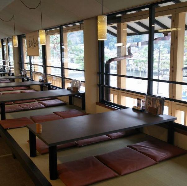 The relaxing tatami room overlooking Togetsukyo Bridge is popular.It can be used for a wide variety of purposes, including dates, girls' night out, family, and friends.*All window seats are tatami-style seats.