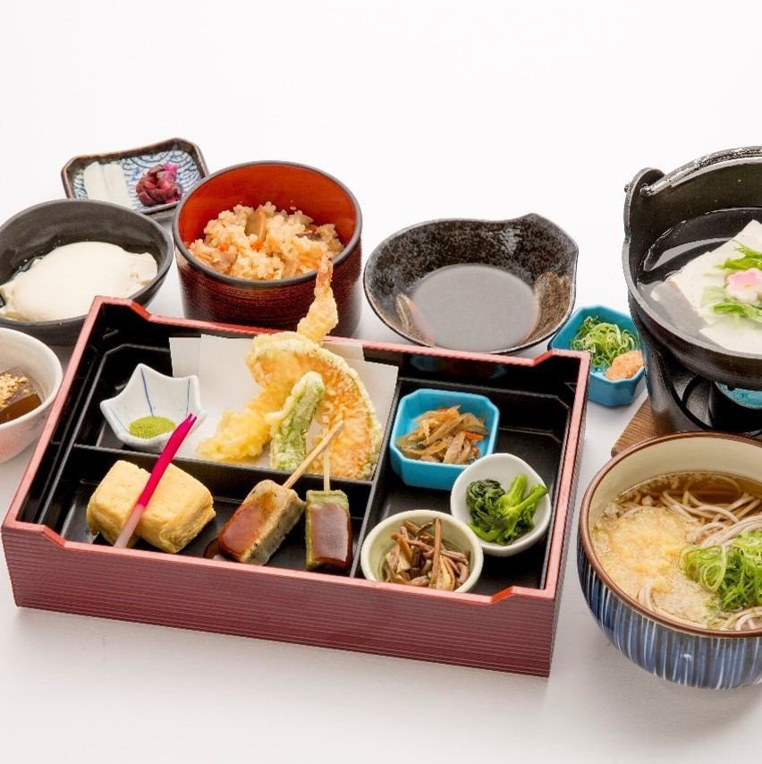 Enjoy exquisite soba, rice bowls, and set meals! There is also sweetness ♪