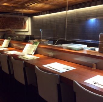 [Sushi counter] 7 seats / The sushi counter and the calm bar counter are special seats where you can enjoy the appearance of the itamae handling fish and holding sushi in front of you.