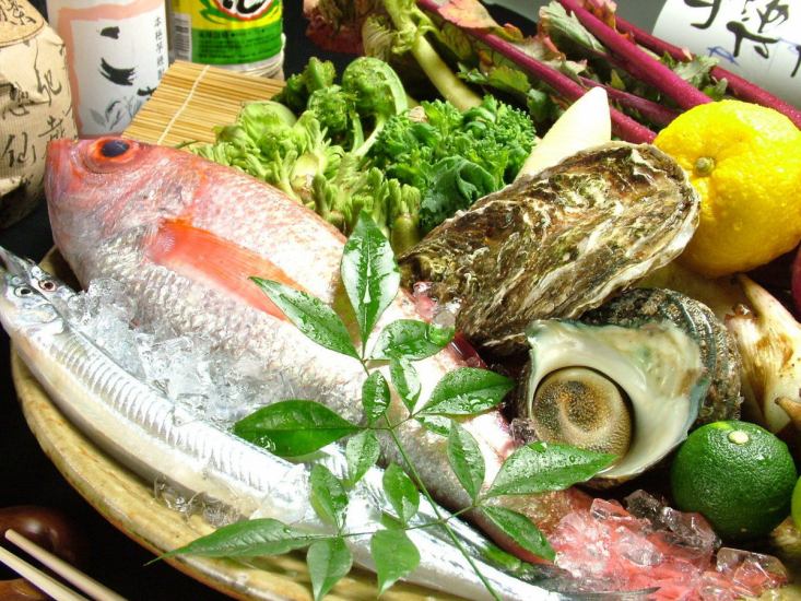 어항에서 직접 닿는 신선한 생선과 현지 농가에서 주어진 채취 한 야채 요리