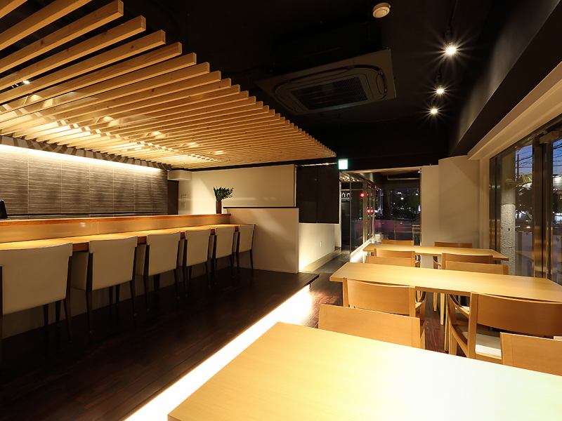 The interior of the shop drifts with the atmosphere of a calm adult.Space where cleanliness is full and space of green of the houseplant is beautiful space.Light jazz flowing, in the relaxed atmosphere, please eat Japanese-Western creative cuisine where the sum of the board length and the owner's chef competes each other's arms.
