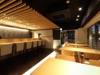 [Table] There is a table seat behind the sushi counter.You can enjoy watching the craftsmen holding sushi over the counter.At night, it is a window seat where you can enjoy the night view around you.