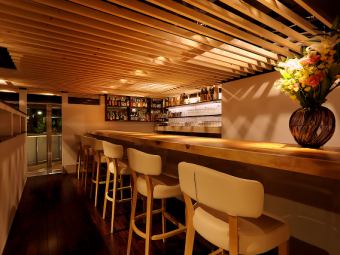 [Bar counter] 6 seats / A bar counter with a relaxed and calm atmosphere where you can feel the warmth of wood.It is the best seat for a date with a lover or a couple.