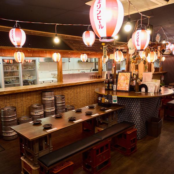 【4名様掛けテーブル席♪】店内には4名様掛けのテーブル席が6つございます！少人数でも大人数でも楽しめる雰囲気の店内です☆お一人様のサク飲みも大歓迎！お仕事帰りにも◎気軽に立ち寄って美味しいお料理を堪能できます！お酒を片手に、心地の良いひとときをぜひお楽しみください♪