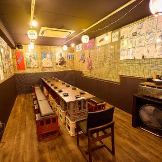 【テーブル席　8×6】8名様用のテーブル席を6つ完備しています！このお席は、会社の仲間や友人との集まりにぴったりのスペースです☆宴会や二次会など、さまざまなシーンでご利用いただけますので、ぜひご活用ください♪