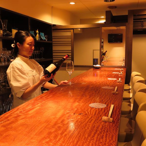 肩肘張らずに過ごせるカウンター席では、作り手の温もりが伝わる手料理を堪能できます。地下の隠れ家のような空間で、スタッフとの会話を弾ませながらお好みの一杯を嗜む時間は、日常の喧騒を忘れさせてくれるひとときです。