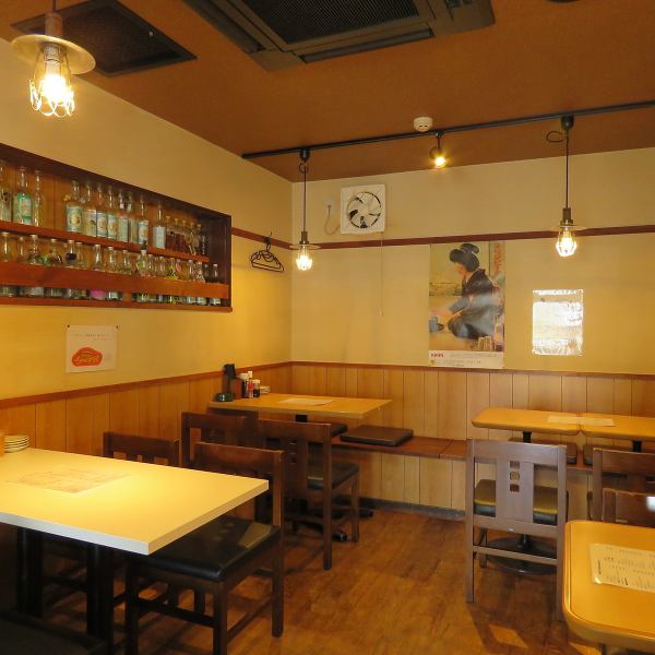 [Table for 2 to 4 people] We have many table seats for 2 to 4 people.It can be used in a variety of situations from dining with friends to banquets.Have a good time with everyone♪