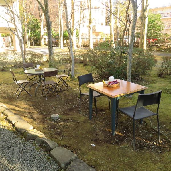 Terrace seats where you can enjoy tea time in abundant nature.We have 2 tables for 4 people and 2 tables for 2 people.In addition, pets can sit on the terrace, so please use it while taking a walk.* Only basic lunch is available.Dinner is negotiable only when making a reservation at 17:30. Reservations are not accepted when it rains.