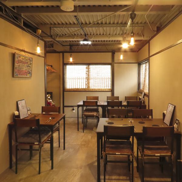 ２階には２名席・４名席が揃い、ゆったりと会話を楽しめる温かな空間。少人数の食事や女子会に最適で、１０～１８名での貸切も可能なため、誕生日会や会社の集まりにも対応できます。炭火の香りと居心地の良い雰囲気が、特別な時間をより豊かにしてくれる空間です。