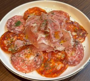 生ハムとサラミの盛り合わせ