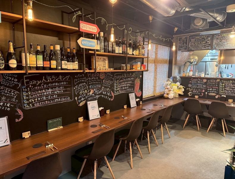 １階席は段差のないバリアフリー設計で、どなたでも安心して利用できる造り。カウンター席からは炭火で焼き上げるライブ感を楽しめ、香ばしい香りや調理の音が特別な食体験を演出。おひとり様やデートでも過ごしやすい、落ち着いた雰囲気の大人のカウンタースタイルです。