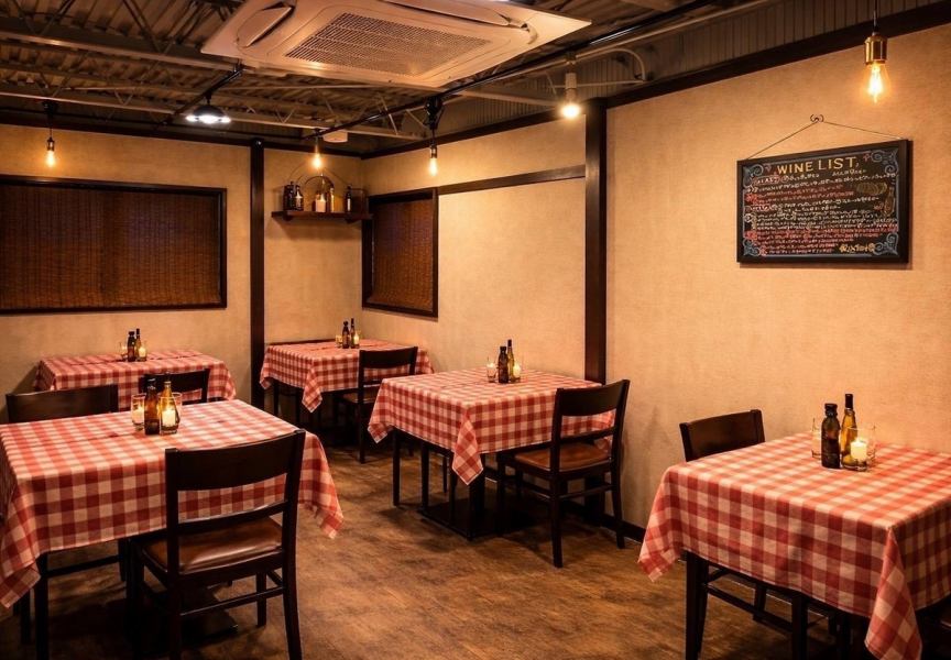 ２階には２名席・４名席が揃い、ゆったりと会話を楽しめる温かな空間。少人数の食事や女子会に最適で、１０～１８名での貸切も可能なため、誕生日会や会社の集まりにも対応できます。炭火の香りと居心地の良い雰囲気が、特別な時間をより豊かにしてくれる空間です。