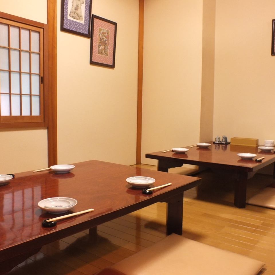 Private rooms separated by partitions are available for 5 people or more.Great for meals and banquets too!