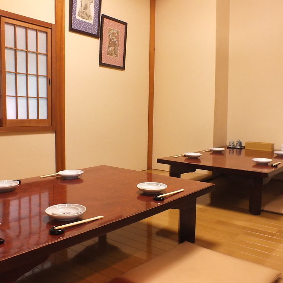 パーテーションで区切れる個室は5名~OK。お食事や宴会にも◎