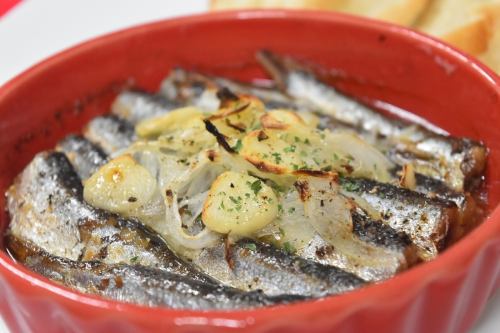 Oil sardines with baguette