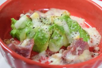 Baked cheese with avocado and prosciutto