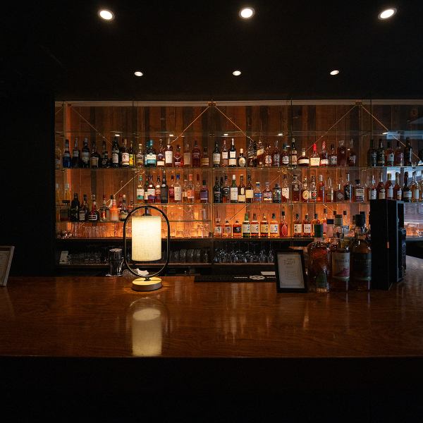 店内はシックな照明と落ち着いたインテリアが特徴の空間。開放感のあるフロアは、仲間と盛り上がれる宴会や記念日に最適です♪貸切利用は8名から14名まで対応可能なので、プライベートな時間を過ごしたい方にぴったり◎テーブルを囲みながら贅沢なひとときをお楽しみいただけます。