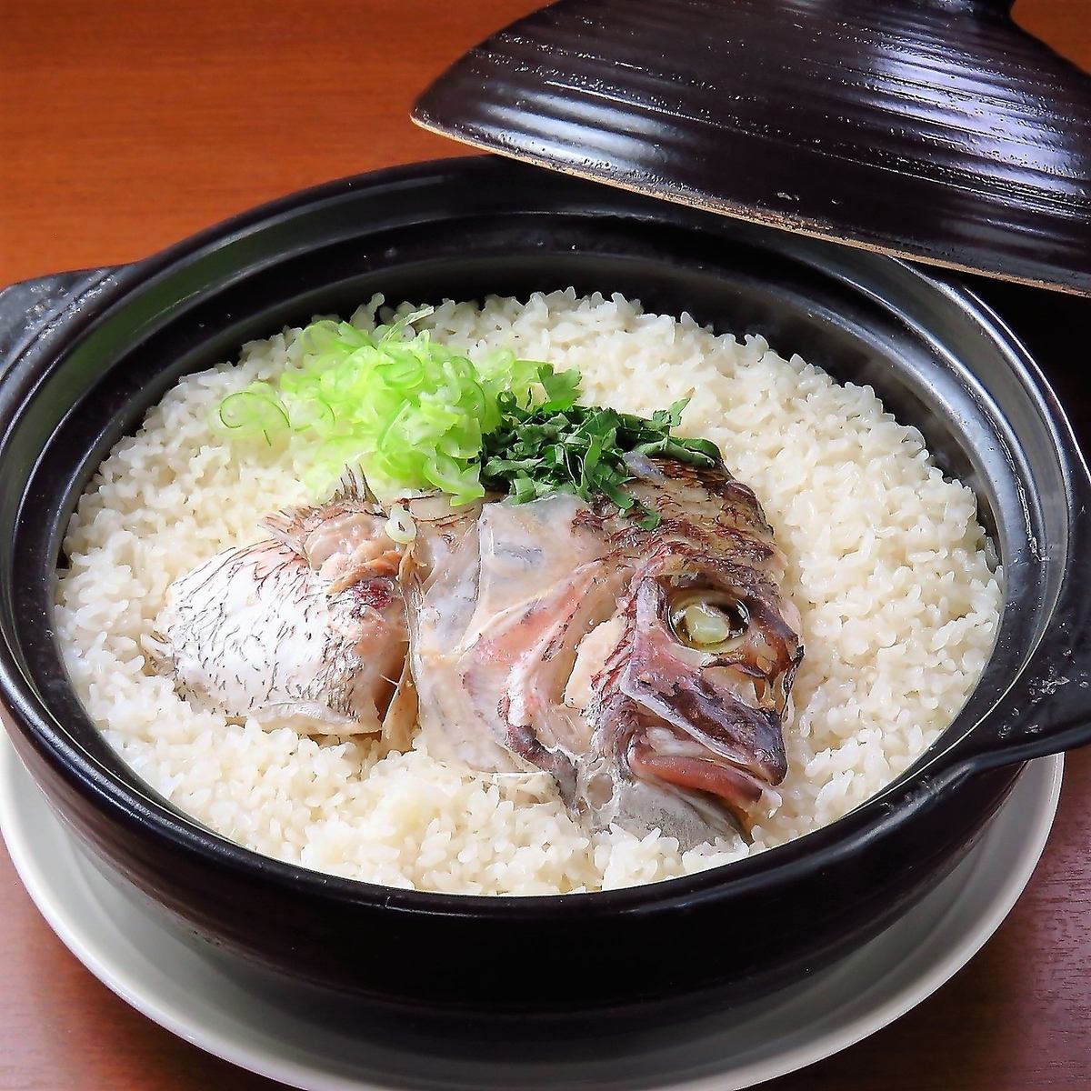 自慢の鯛めしをはじめ新鮮な魚介類と日本酒をお楽しみください