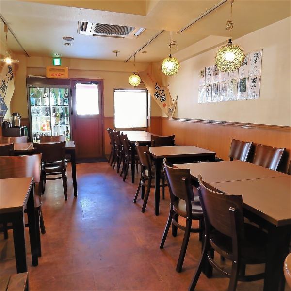 【心ゆくまで日本酒を楽しめる空間】席同士の間隔をあけてゆったりとお過ごしいただけるような空間でお待ちしております。ショーケースに並ぶ日本酒に心躍ること間違いなしです。