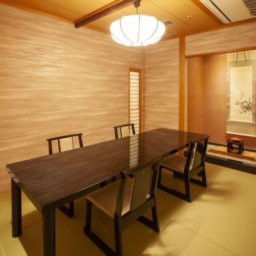 <p>【しゅんえん】大型宴会にも対応できる広さと落ち着きがある個室空間をご提供。全席が個室仕様で、畳の上にテーブルと椅子を配置した造りが安心感と快適さを両立しています◎宴会利用時には人数に合わせた柔軟な間取り調整も可能で、大切な方々との時間を静謐な和の雰囲気が包み込みます。</p>