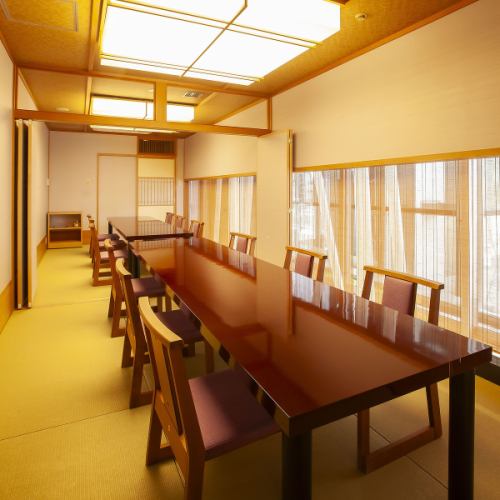 <p>【なでしこ】小規模な会食や親しい方との食事にも最適な、小粋な個室が揃っています。畳にテーブルと椅子を備え付けており、正座が苦手な方でも心地良く過ごせる仕様。静かで落ち着いた室内は、和の趣を感じながらゆっくり語らうひとときにぴったり。万葉集の美しい言葉を冠した室名や、しっとりとした装飾も魅力。</p>