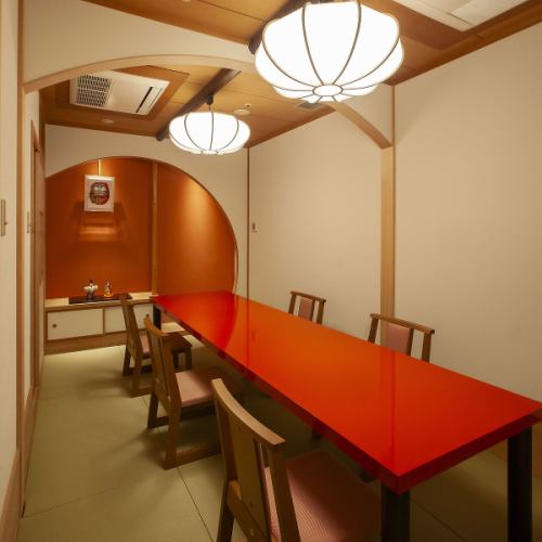 <p>店内は四季をテーマにした和の設えが光る優雅な空間。全室個室のため周囲を気にせず過ごせるほか、畳や調度品には細部までこだわりを感じられます♪外観も趣深く、訪れる方を特別な気持ちにさせる佇まい◎さらに、最寄り駅からのアクセスも良好で便利です！</p>