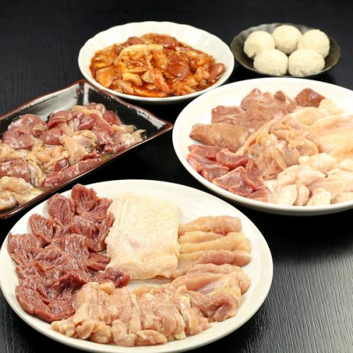 【鶏焼肉＜単品＞】熟練の技術で丁寧に処理された新鮮な鶏肉を使用し、自家製のタレで！各580円(税込)～