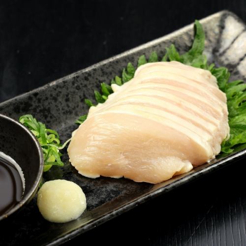 【数量限定！当店自慢の鶏タタキ】新鮮な鶏肉を使用し、職人が丁寧に仕上げた自慢の一品です。750円(税込)