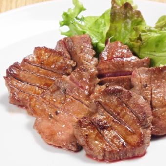 【식사 코스】 “4700엔 식사 코스” 소고기와 돼지고기를 선택할 수 있고, 꼬치구이에 전채 3종과 호화로운 코스