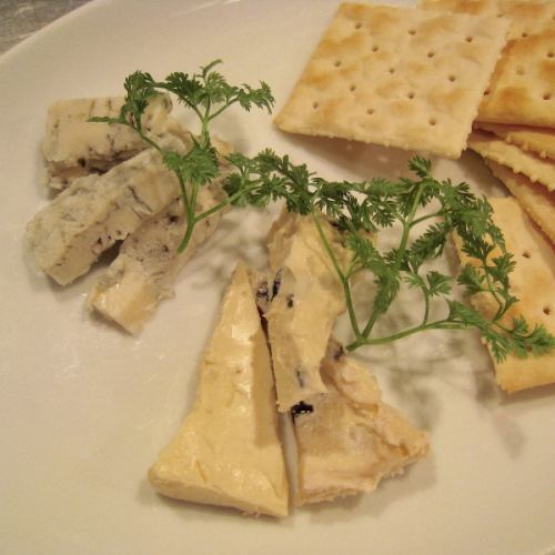blue cheese and salt crackers