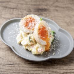 半熟たまごとチーズのポテサラ