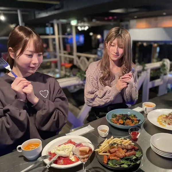 当店はお一人様からでも気軽にお立ち寄りできます♪店内にはバーカウンターがございますので、お一人様でゆっくり飲みたい時や仕事帰りに1杯飲みたい時など気軽にご利用できます！フレンドリーなスタッフとお話が出来るのも◎