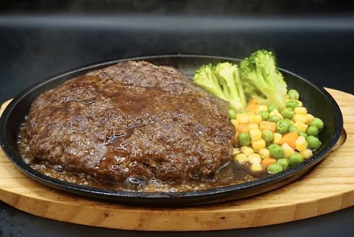 A hamburger steak made from 100% Japanese Black Beef is an incredible deal at just 1,000 yen (tax included)!