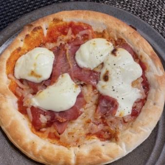 生ハムとマスカルポーネのトマトピザ