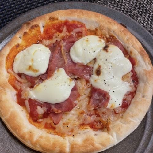 生ハムとマスカルポーネのトマトピザ