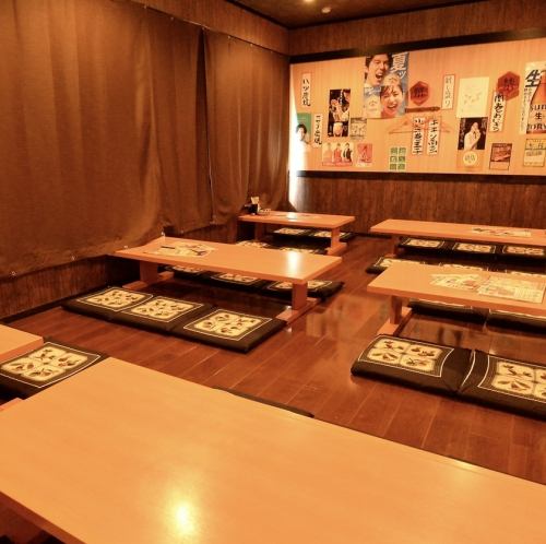 房间榻榻米房间可容纳 4 人 x 3 张桌子。6人×3桌