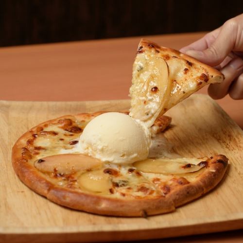 Apple and honey dessert pizza