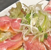 地鶏タタキサラダ