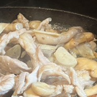 せせりと茸のガーリックバターソテー