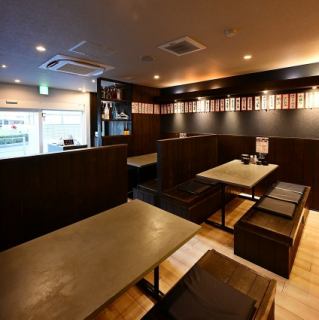 【最多可容納25人！ 】我們將依照使用人數準備座位。寬敞的桌席讓您悠閒地享用美食。