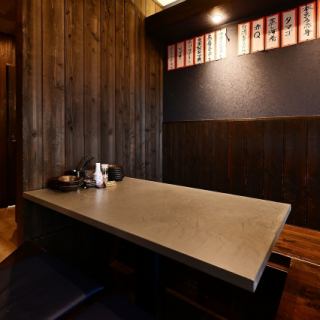 【2～4人用】適合朋友或同事聚餐。 4人桌席可連接，最多可容納12人。適合各種宴會。