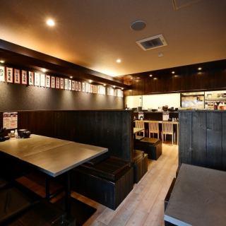 我們還有許多寬敞的六人桌，建議4至6人用餐。此外，我們還提供五個吧台座位，非常適合小酌一杯或約會。