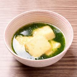 新鮮海藻和炸豆腐