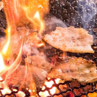 【晚餐★無限次】烤肉吃到飽+軟性飲料喝到大人2,000日元（含稅）+木炭200日元/桌